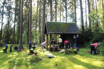 Heimatverein bringt Radiumquelle in Morgenröthe-Rautenkranz auf Vordermann - Mitglieder des Heimatvereins Morgenröthe-Rautenkranz beim Arbeitseinsatz an der Radiumquelle.