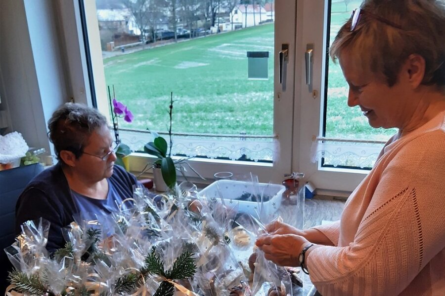 Heimatverein Friesen bäckt und verteilt 116 Weihnachtsbeutel an Senioren - Barbara Riedel (links) und Martina Freundel beim Verpacken der Plätzchen und des Stollens.
