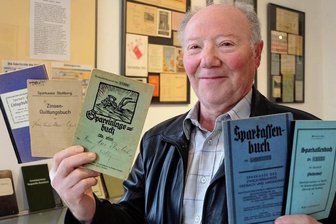 Heimatverein Leukersdorf veranstaltet erstmals ein Treffen für Sammler - Günter Gränitz ist leidenschaftlicher Sammler und hatte die Idee zu dem Sammlertreff. Im Foto zeigt er Spar-, Einlage- und Zinsquittungsbücher, die Teil seiner Ausstellung "Sparen" waren.