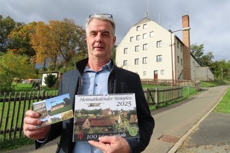 Heimatverein Steinpleis gestaltet Kalender 2025 - Die Mitglieder des Heimatvereines Steinpleis – im Bild Detlev Schulze – haben einen historischen Ortskalender gestaltet.