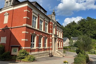 Heimatverein Weißbach organisiert Straßenrand-Flohmarkt - Der Platz vor der Grunschule soll am Sonntag zum Marktplatz für den Flohmarkt in Weißbach werden.