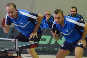Heimauftakt mit viel Mühe - Fokussiert auf den nächsten Ballwechsel wartet das Lugauer Duo Krisztian Katus (l.) und Petr Wasik auf den Aufschlag des Gegners. Gegen das Nordhäuser Duo Wenzel/Tresselt siegten sie mit 3:2.