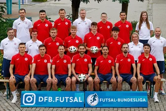 Heimauftakt weckt für HOT-Kicker schöne Erinnerungen - Das HOT-Team: hinten v. links.: Teammanager Marco Oehmichen, Gian Carlo Sammut, Oleksandr Sorokin, Dominik Naujoks, Taras Onufrak, Behilyn Castillo, Mediabeauftragte Alina Löhr; Mitte v. li.: Betreuer Sven Butter, Physiotherapeutin Heike Storch, Andrii Remenets, Benjamin Holland, Ben Dittmar, Collin Sammut, Physiotherapeutin Peggy Roth, Assistenztrainer Vitali Chaplygin. vorn v. li.: Ermin Kojic, Maksym Pochebut, Dmytro Sorokin, Dmytro Lytvynenko, Dini Abdelmoghit, Gabriel Kerpen, Kim Herterich.