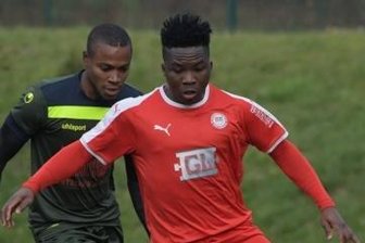 Heimauftritt gleicht einer Katastrophe - Der Lößnitzer Samiou Tchagbele (r.) schirmt in dieser Szene den Ball gegen Dresdens Ibrahim Diallo ab. 
