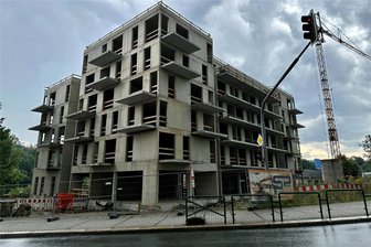 Heimbau in Auerbach steuert auf das Richtfest zu - Auf der Baustelle der Diakonie auf dem früheren Schützenhaus-Areal in Auerbach herrscht nur scheinbar Ruhe.
