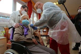 Heimbewohnerin in Sachsen-Anhalt erhält erste Corona-Impfung in Deutschland - Die Heimbewohnerin Edith Kwoizalla wurde am Samstag vor dem offiziellen Start in Deutschland gegen das Coronavirus geimpft.