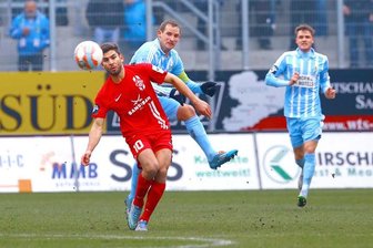 Heimdebüt von CFC-Coach Köhler missglückt: Chemnitz verliert erneut - Der Würzburger Spieler Nejmeddin Daghfous setzt sich gegen Anton Fink vom CfC durch.