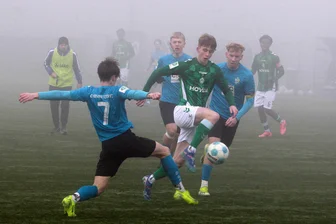 Heimfahrt statt Neustart: Nebel bremst den Chemnitzer FC aus - Stochern im Nebel: Statt Punktspiel bestritten die CFC-Junioren um Kapitän Josua von Baer (rechts) in Bremen nur ein Testspiel.