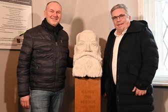 Heimkehr des Stadtgründers: Museum im Erzgebirge erhält bedeutendes Exponat - Künstler Friedhelm Schelter (l.) und Oberbürgermeister Rolf Schmidt an der Büste von Stadtgründer Herzog Georg, die ab sofort im Erzgebirgsmuseum ausgestellt wird.
