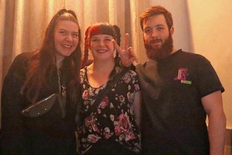 Heimkehr nach Zwickau: Nostalgie trifft Lebensfreude in der Villa Mocc - Lisa Zöphel und Silvia Clauß mit einem von vielen weiteren Freunden, die Silvias Geburtstag feiern wollen.