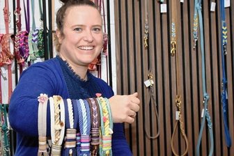 Heimkehrerin eröffnet einen Hundeladen - Jessica von der Ohe hat in Klingenthal einen Laden für Hundebedarf eröffnet, in dem sie von Gassitäschchen über Spielzeug und Leinen bis Shampoos vielerlei anbietet.