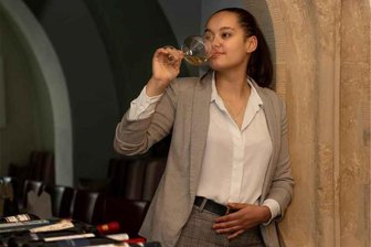 Heimkind, Gastro-Expertin, Lebensbotschafterin – Wie Cecille aus Reichenbach in Freiberg durchstartet - Wein? Aber bitte. Am liebsten einen guten Weißen. Cecille Berger in der Genuss-Bar in Freiberg. Dort ist die 20-Jährige inzwischen Assistentin der Geschäftsleitung und beherrscht Restaurant und Co. aus dem Effeff, nächstes Jahr hängt sie noch eine Sommelier-Ausbildung ran.