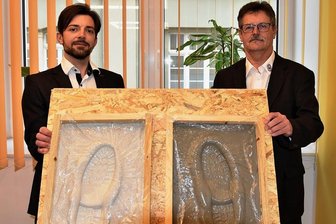 Heimleiter hinterlässt in Lengenfeld große Fußstapfen - Steve Neuhof (links) tritt als Heimleiter im "Haus Linde" und im "Haus Brunnenhof" der Volkssolidarität in Lengenfeld die Nachfolge von Ulrich Helbig an, der im wahrsten Sinne große Fußstapfen hinterlassen hat.