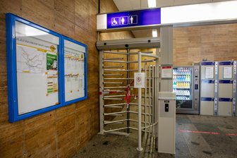 Heimlich, still und leise: Öffentliche Toiletten am Oberen Bahnhof in Plauen wieder in Betrieb genommen - Noch vor Kurzem war das Drehkreuz zu den Bahnhofstoiletten gesperrt.