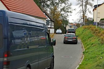 Heimliche Umleitung: Frust in Lauenhain - Vor allem Ortskundige und Pendler umfahren die Gablenz-Sperrung über das ländliche Lauenhain, dessen Einwohner mehr als genervt und verärgert reagieren. 