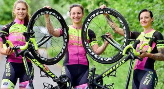 Heimmeisterschaft eine coole Sache - Bert Dressel - Die Chemnitzerinnen Theres Klein, Melanie Wotsch und Eva Luca (v. r.) fahren für das Maxx-Solar-Lindig-Team.