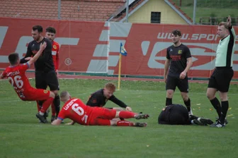 Heimniederlage und viel Verwirrung um einen Platzverweis: Lunzenauer Fußballer verlieren gegen den Radefelder SV - Pascal Müllrich (Nr. 26) wird hier von einem Radefelder Fußballer umgestoßen und fliegt kurz darauf selbst vom Feld – weil sich das Schiedsrichtergespann geirrt hat.