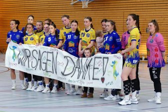 Heimniederlage von Marienbergs Handballerinnen trübt Freude über hohe Auszeichnung - Als sich die HSV-Damen zum Abschluss bei den Fans bedankten, war ihnen die Enttäuschung aufgrund der Niederlage deutlich anzumerken.