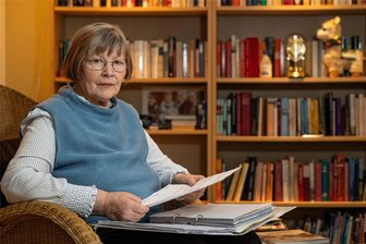 Heimplatz kostet plötzlich 642 Euro mehr: Rentnerin aus Sachsen im Wettlauf mit der Zeit - Ein Ordner voller Unterlagen und Kostenbescheide: Lieselotte Marschner aus Dresden hofft, noch lange den neuen Heimplatz finanzieren zu können.