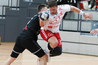 Heimschwäche sorgt für großes Zittern - Im Abstiegskampf wird hart zugepackt. David Zbiral (am Ball) traf siebenmal für den HC Einheit und war damit gegen den HC Aschersleben erfolgreichster Werfer der Plauener.