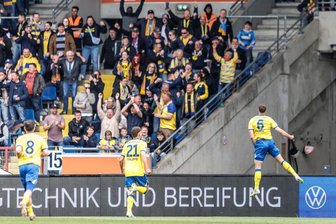 Heimsieg: Braunschweig verhindert vorzeitige Dynamo-Rettung - Braunschweiger Jubel gegen Dresden.