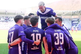 Heimsieg für FC Erzgebirge: Handspiel wie bei Cucurella - doch in Aue gibt’s dafür Elfmeter - Die Auer Spieler feiern den Treffer zum 1:0 von Mirnes Pepic (Nummer 10) per Handelfmeter.