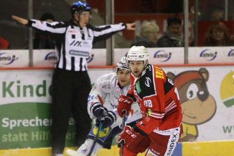 Heimsieg gegen Heilbronn: Eispiraten jubeln über Jubiläumstor - Luca Gläser erzielte das 100. Tor für die Eispiraten in der Saison 2021/22.