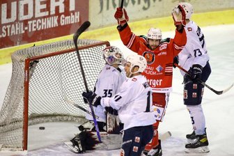 Heimsieg im 1000. Zweitliga-Spiel: Eispiraten Crimmitschau bleiben auf Play-off-Kurs - Andre Schietzold jubelt nach dem 2:0. 