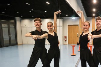 Heimspiel bei der Deutschen Tanzmeisterschaft: Chemnitzer Geschwisterpaar will die Leute beeindrucken - Doppelter Zusammenhalt: Die Zwillinge Melina und Tim Kramer sind auch als Tanzpaar unzertrennlich.