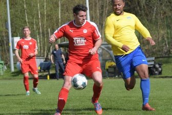 Heimspiel bleibt lange eine Zitterpartie - Die Lößnitzer um Guido Heßmann (l.) haben gegen Taucha auf den letzten Drücker einen Heimsieg gefeiert.