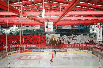 Heimspiel der Eispiraten Crimmitschau beginnt nach Unfall später - Der Anpfiff im Sahnpark verzögert sich.