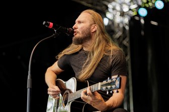 Heimspiel für Colbinger: Ex-Mittweidaer spielt im Ratskeller Hainichen - Der Singer und Songwriter Colbinger stammt aus Mittweida.