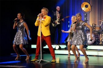 Heimspiel für Crimmitschaus Mr. Rod: Schon mal live bei Rod Stewart gewesen? „Nein, deshalb sind wir ja hier“ - Marko Wölfer machte als Mr. Rod dem Original alle Ehre, aber auch die beiden Backgroundsängerinnen Lina Gerlitz (links) und Jaqueline Bergros-Reinhold warfen sich ins Zeug.