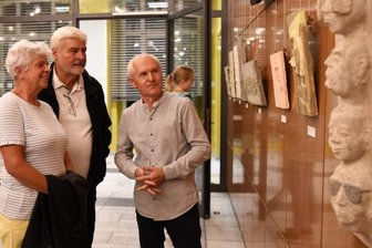 Heimspiel für einen, der auch mit Beton Leichtes schafft - Andreas Wilde (rechts) bei der Eröffnung seiner Ausstellung in der Kleinen Galerie im Theater Crimmitschau.
