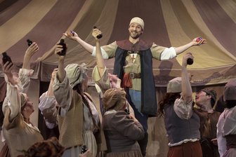 Heimspiel für Friedrich Rau: „Der Medicus“ feiert Premiere auf Zwickauer Freilichtbühne - Friedrich Rau, der im Musical Rob Cole verkörpert, in einer Szene mit dem Opernchor.