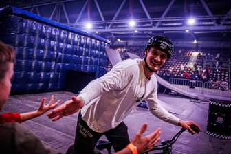 Heimspiel für Lukas Knopf: Das fliegende Honigkuchenpferd und seine tollkühnen Freunde - Nah dran am Star: Lukas Knopf klatschte bei der Show in der Messe am Samstagabend immer wieder mit seinen jungen Fans ab.