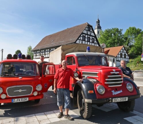 Heimspiel für zwei Oldtimer - Matthias Hartig, Gerd Scholz und Frank Steiniger (von links) gehören zu den Liebhabern von historischer Feuerwehrtechnik. 