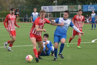 Heimspiel gegen den Zweiten: Können die Stollberger Landesklassefußballer in der Tabelle klettern? - Die Stollberger, hier mit Til Fischer in Aktion, treffen am Wochenende auf den Landesligaabsteiger aus Wilsdruff.