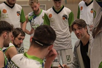 Heimspiel wird zum doppelten Rückschlag - Der Zwickauer Trainer Stephan Wolf (vorn rechts) stellt seine Mannschaft auf die Partie gegen Science City Jena III ein.