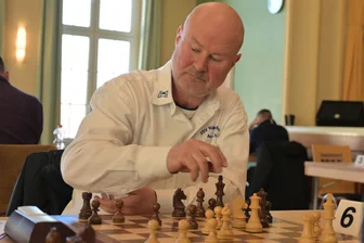 Heimspieltag im Dreierpack: Auer Denksportler zwischen Sieg und Schachmatt - Gunter Spieß ist am Wochenende bei allen drei Spielen des ESV Nickelhütte Aue im Einsatz gewesen. Das Schachspielen hat der Randleipziger seit seinem 13. Lebensjahr perfektioniert.