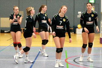 Heimspieltag mit Licht und Schatten: Oelsnitzer Volleyballerinnen mit einem Sieg und einer Niederlage - Enttäuschung bei den VSV-Mädels. Nur zwei Punkte aus zwei Partien blieben letztlich in Oelsnitz. Foto: Bernd Genßen