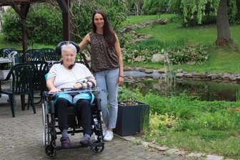 Heimstätte Sichem in Werdau: Der Anfang wurde mit ausgedienten Eisenbahnwaggons gemacht - Leiterin Dorothea Floß (rechts) und Bewohnerin Ingelore Schneider sind gern im Bereich der Teichterrassen auf dem weitläufigem Gelände der Heimstätte unterwegs.