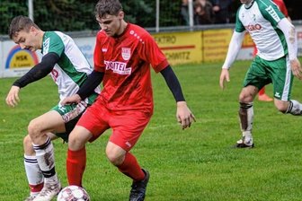 Heimteams gehen komplett leer aus - Der Schreiersgrüner Vincent Schubert im Zweikampf mit dem Plauener Steven Lippert. Dessen VfB Nord hat mit dem 2:1-Erfolg am Fronberg den Anschluss ans Tabellenmittelfeld hergestellt.