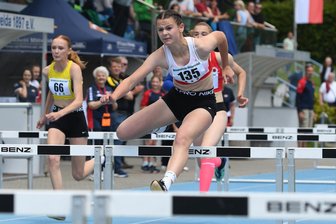 Heimvorteil genutzt: Mittelsächsische Leichtathletik-Talente bei Mitteldeutscher Meisterschaft erfolgreich - Maja Mitte (Nr. 135) vom TSV Fortschritt Mittweida gewann am Schwanenteich sowohl über 80 Meter Hürden als auch über 300 Meter eine Silbermedaille bei den Mitteldeutschen Meisterschaften.