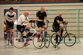 Heimvorteil optimal genutzt: Freiberger Radball-Routiniers fahren an die Tabellenspitze - An die Spitze gefahren: Patrick Paschke (M.) und René Berthel (r.) gewannen am Sonntag alle Spiele in der Heubnerhalle.