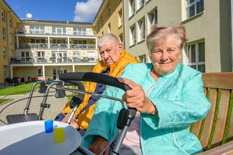 Heimweh und keine Freunde: Warum die Hoffmanns nie ins Altersheim wollten - Erika und Heinz Hoffmann wohnen in der Seniorenresidenz Erzgebirgsblick in Neukirchen. Sie suchen Freunde.