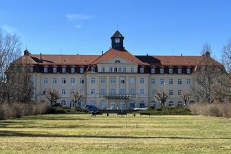 Heinrich-Braun-Klinikum in Zwickau wird am Freitag bestreikt: Was Patienten wissen müssen - Blick von der Karl-Keil-Straße auf eines der HBK-Gebäude. Am Freitag werden weit weniger Beschäftigte im Dienst sein als sonst.
