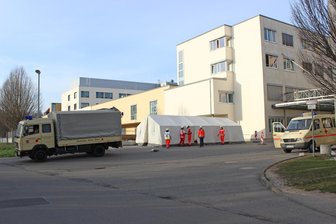 Heinrich-Braun-Klinikum Zwickau eröffnet Corona-Ambulanz - Aufbau der Corona-Ambulanz