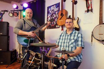 Heinrichsort: Bandleader kämpft sich zurück ins Leben - Frank Ehrhardt (links) und Alexander Münch proben seit Kurzem wieder regelmäßig im alten Rathaus von Heinrichsort. Eine schwere Erkrankung hatte Erhard fast zwei Jahre aus der Bahn geworfen und isoliert.