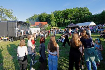 Heinrichsort: Besonderer Festival-Ort lockt 350 Gäste an - Am frühen Samstagabend hatte sich das Festivalgelände schon gut gefüllt.